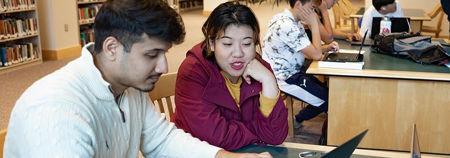 Two SPU students do research in the Ames 图书馆 | photo by Chris Yang